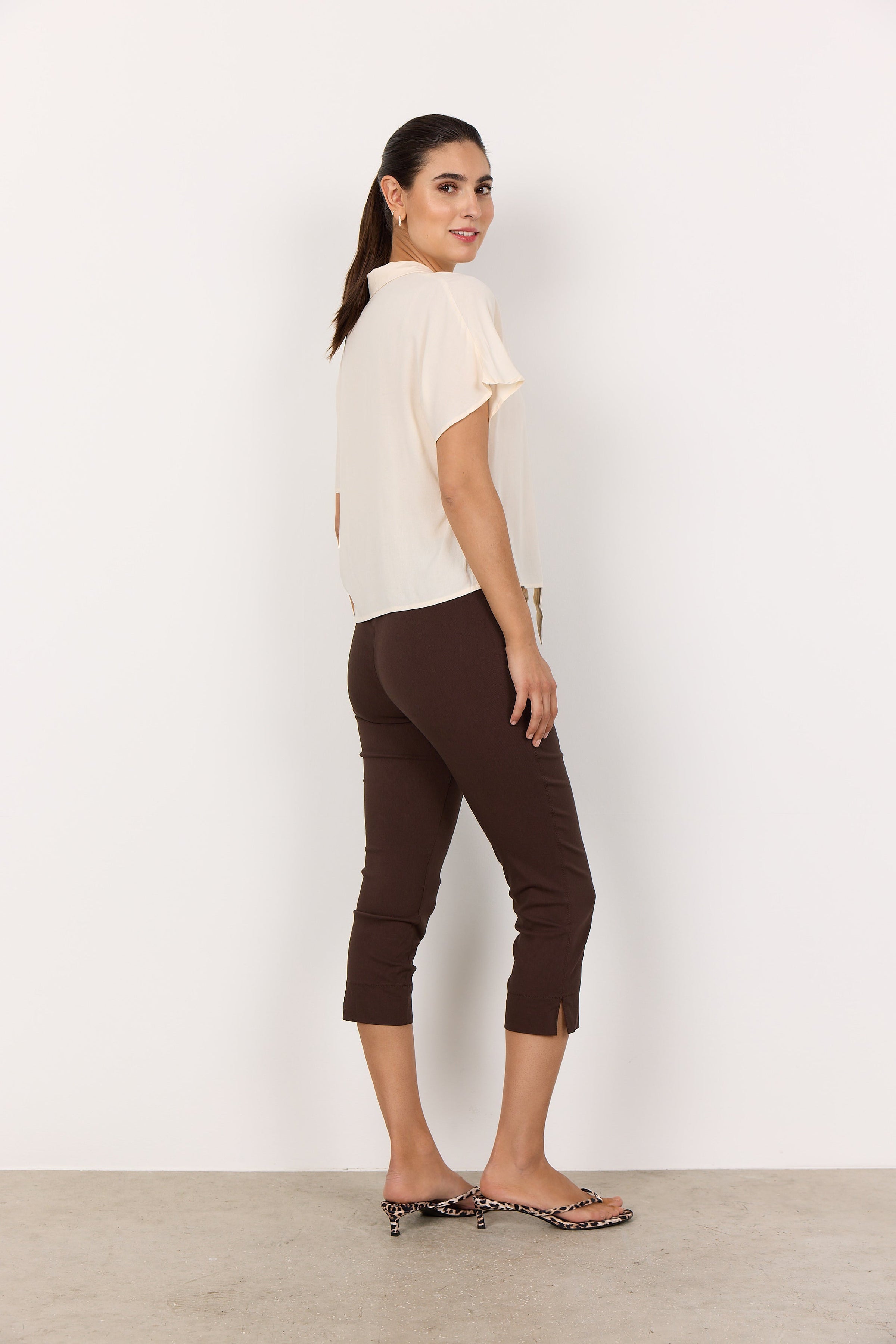 17378-SS25 SC-Lilly 26-B Hose Soya Concept