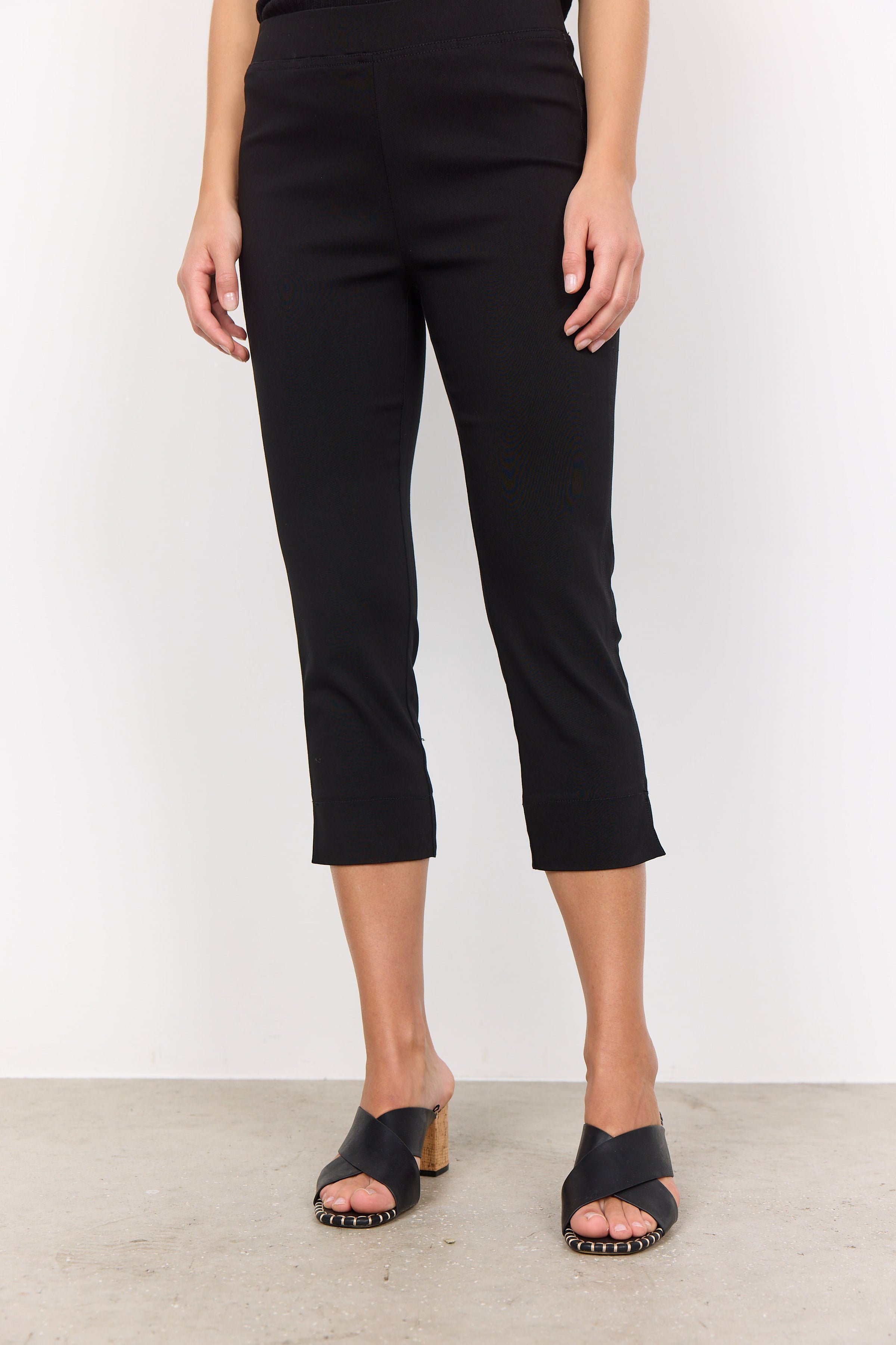 17378-SS25 SC-Lilly 26-B Hose Soya Concept