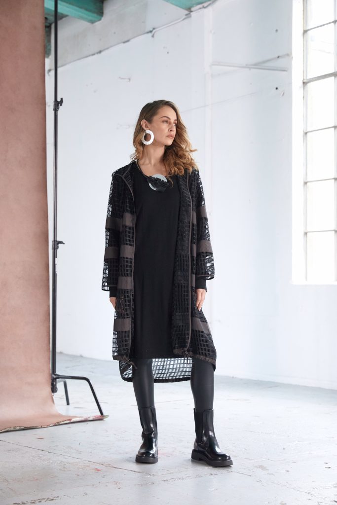 NAYA NAW25348 Loose weave long jacket with contrast bands