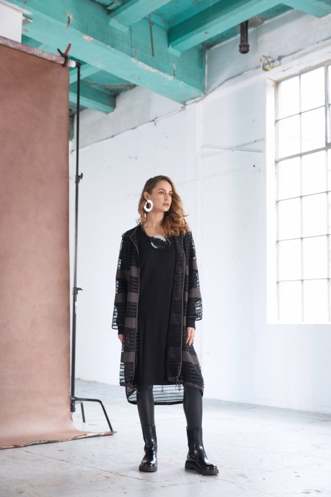 NAYA NAW25348 Loose weave long jacket with contrast bands