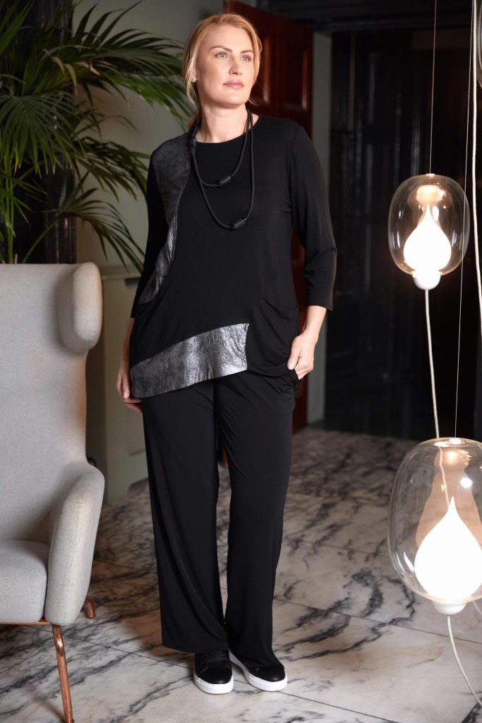 ORA ORW25114 Round neck top with contrast panels and necklace